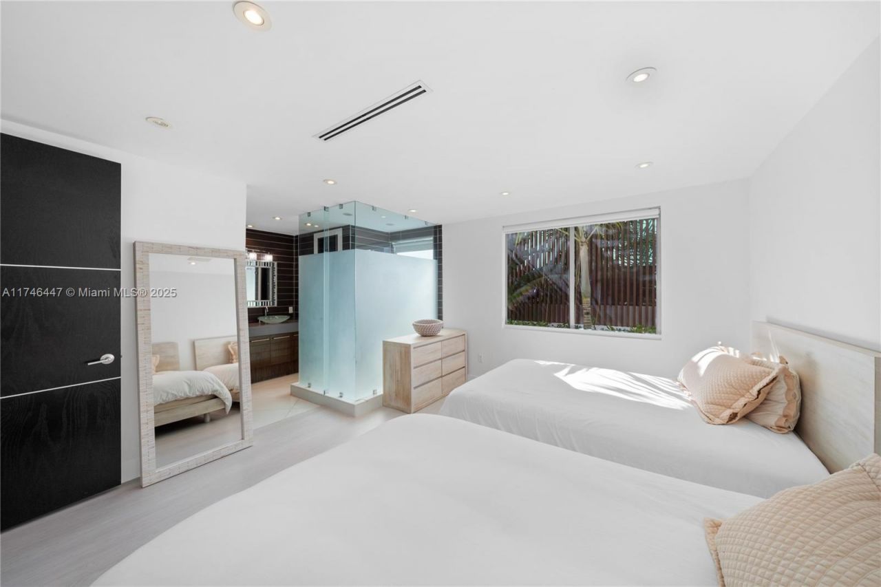 227 E Dilido Dr, Miami Beach, FL 33139 Photo