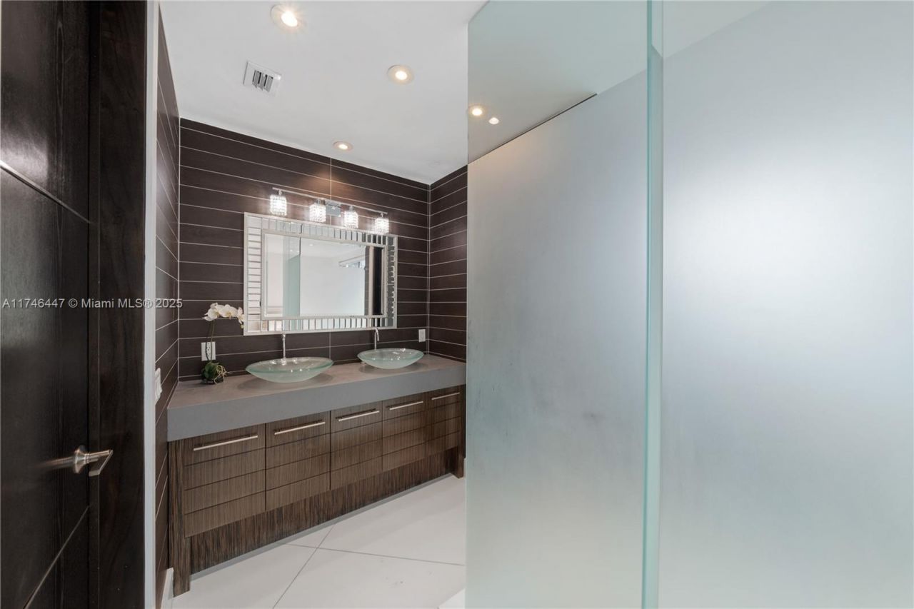 227 E Dilido Dr, Miami Beach, FL 33139 Photo