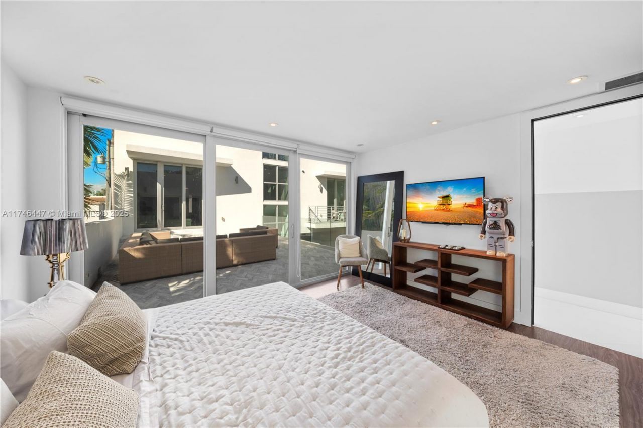 227 E Dilido Dr, Miami Beach, FL 33139 Photo