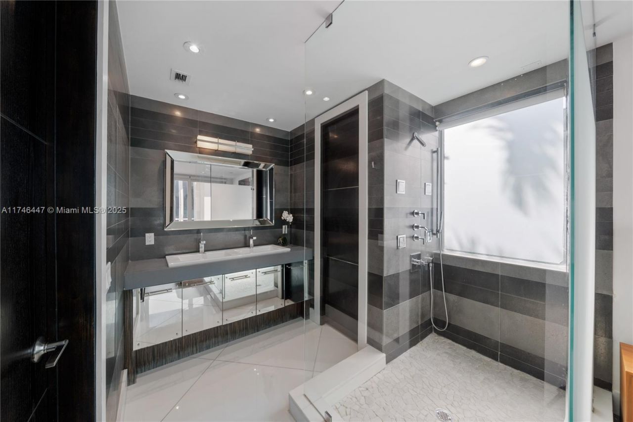 227 E Dilido Dr, Miami Beach, FL 33139 Photo