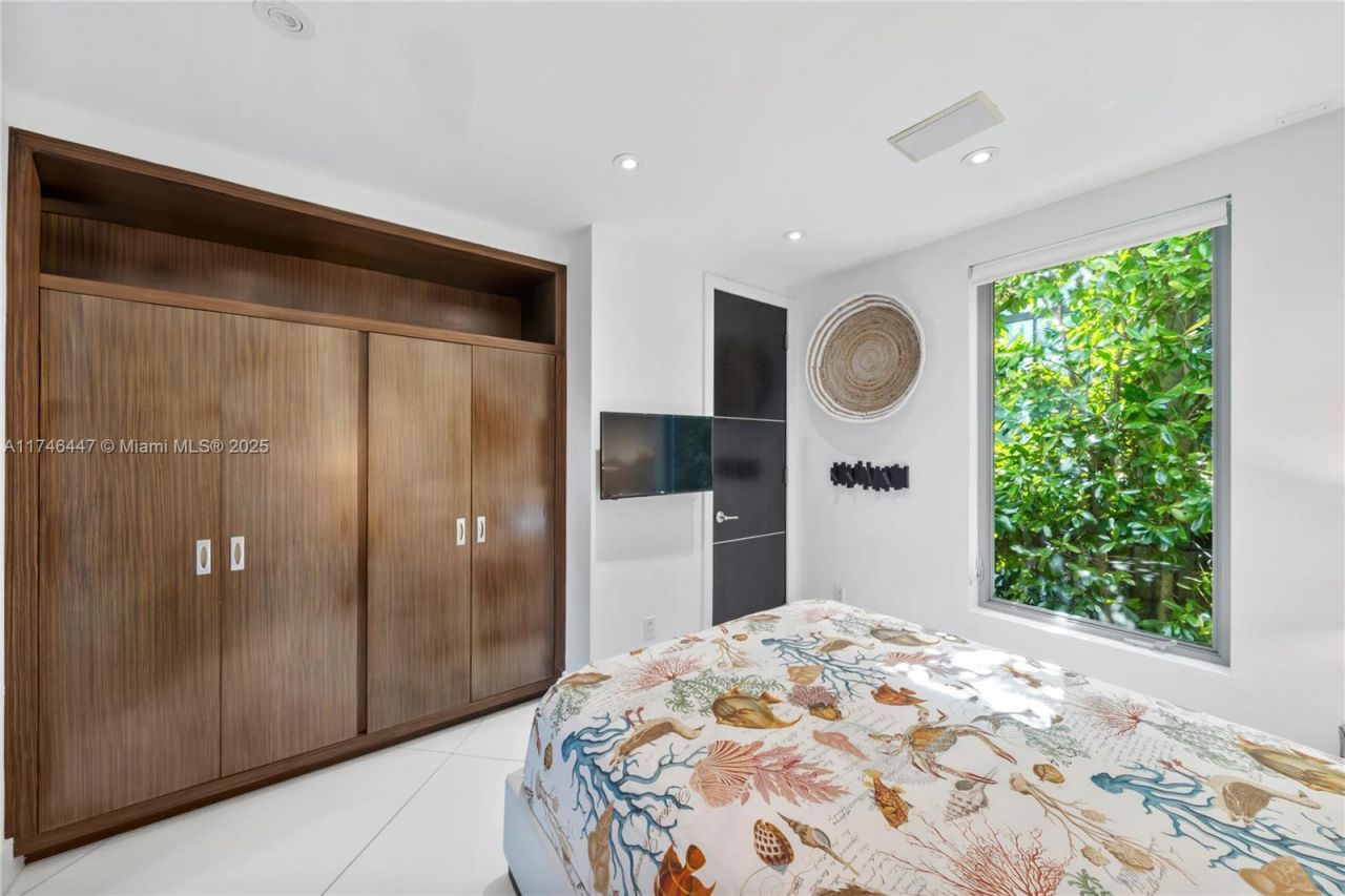 227 E Dilido Dr, Miami Beach, FL 33139 Photo