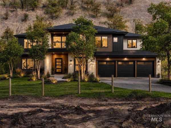 5432 W Hill Road, Boise, ID 83703