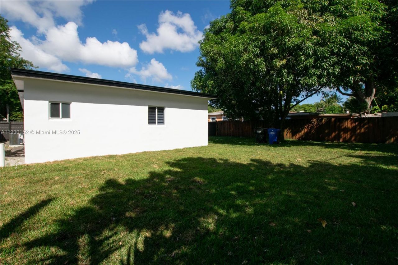 1110 NE 152nd Ter, North Miami Beach, FL 33162 Photo