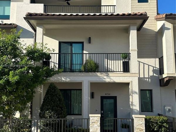 4256 NW 83rd Ave, Doral, FL 33166