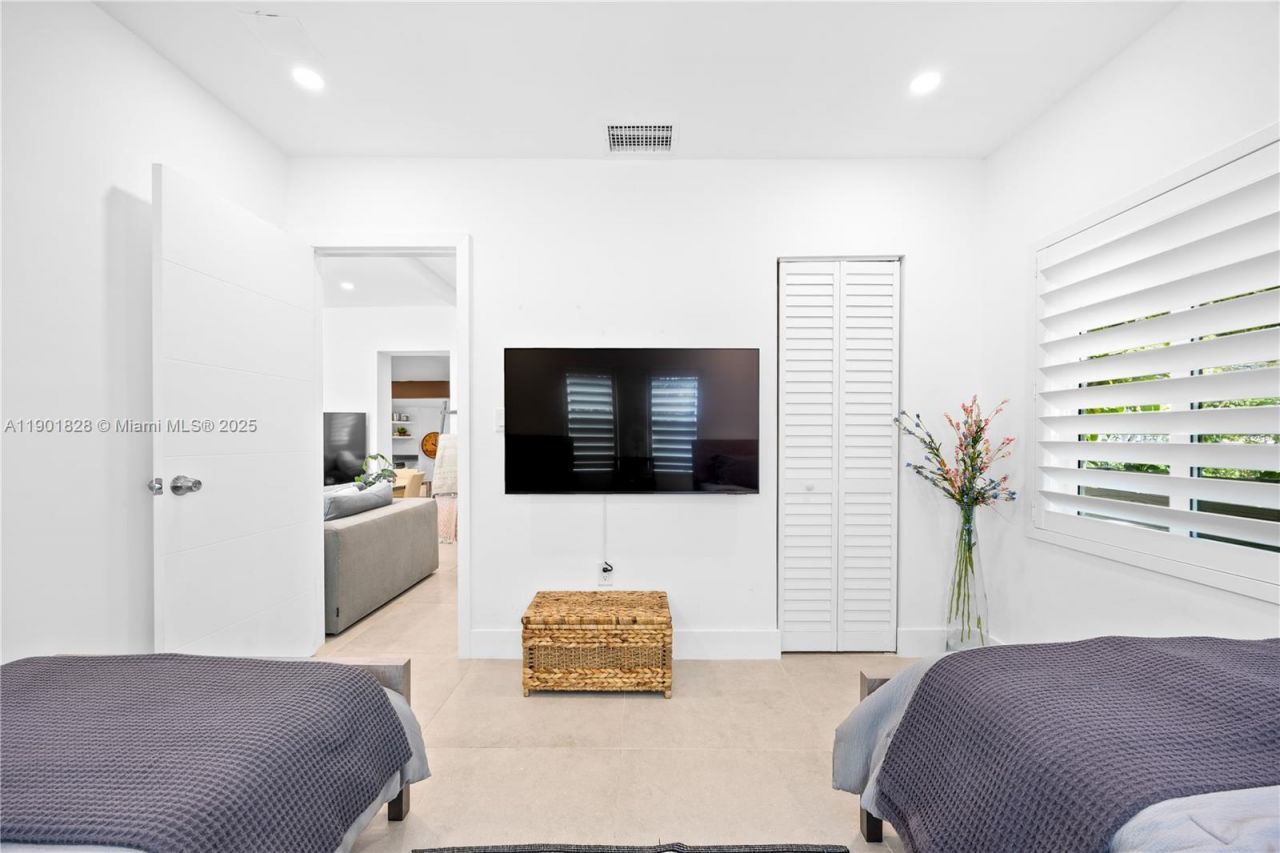 11 NW 45th St, Miami, FL 33127 Photo