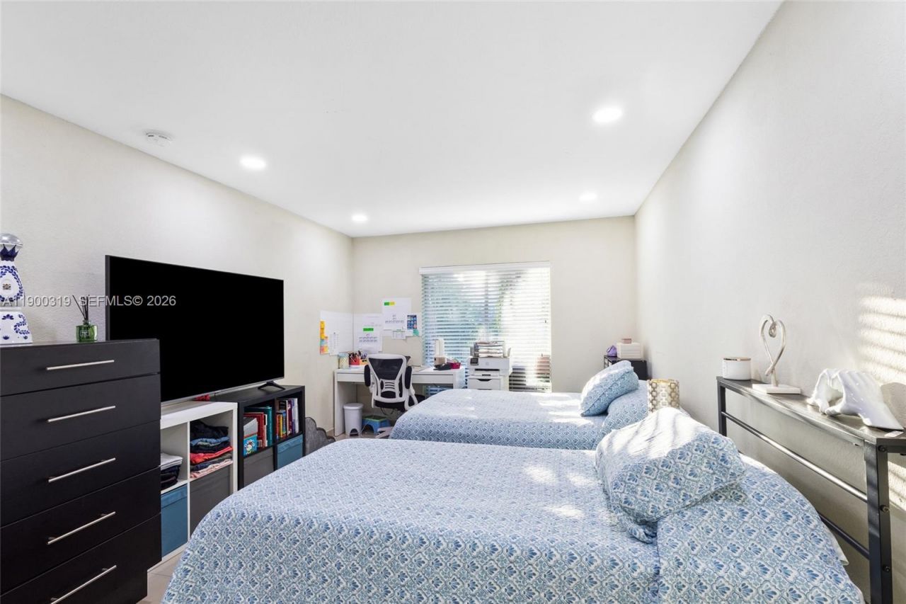 5665 W 20th Ave, Unit 212, Hialeah, FL 33012 Photo