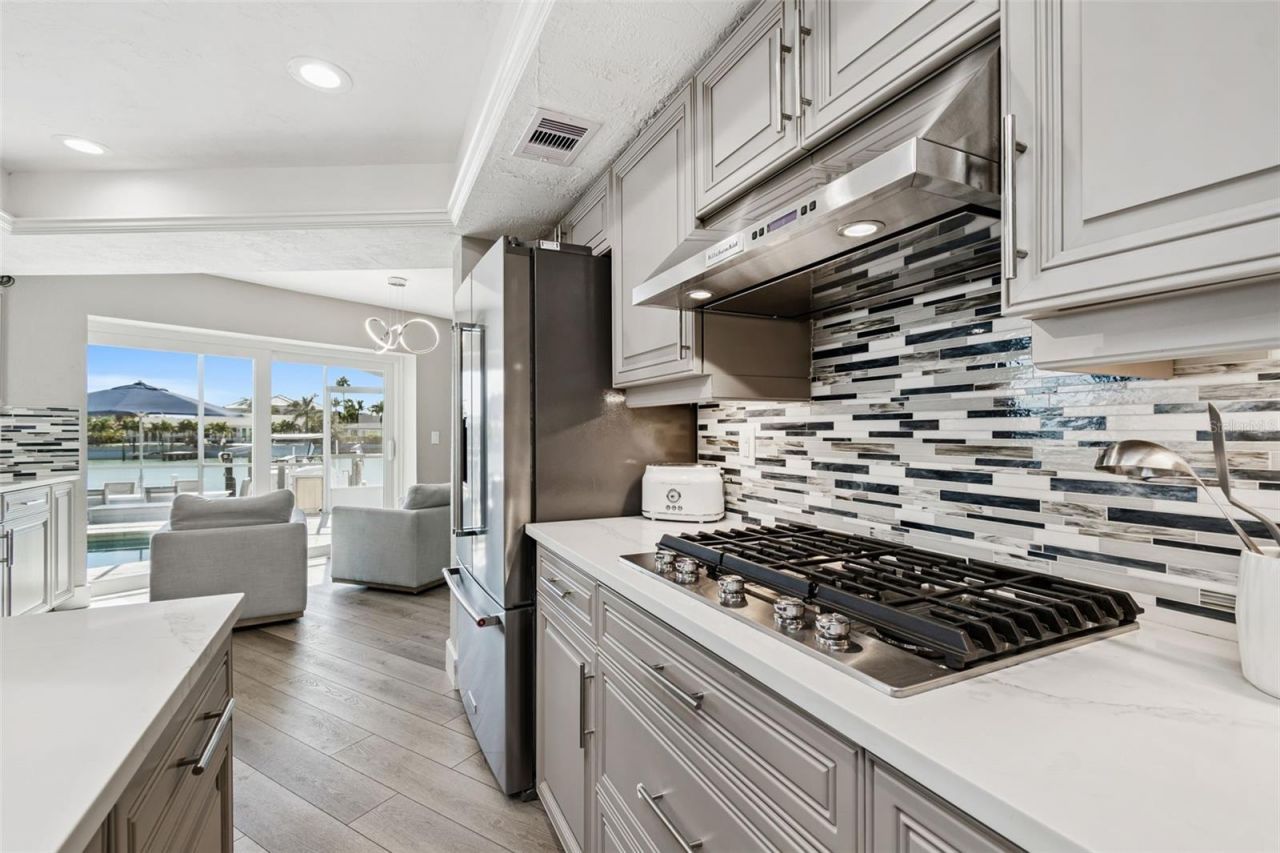 320 Belle Isle Avenue, Belleair Beach, FL 33786 Photo