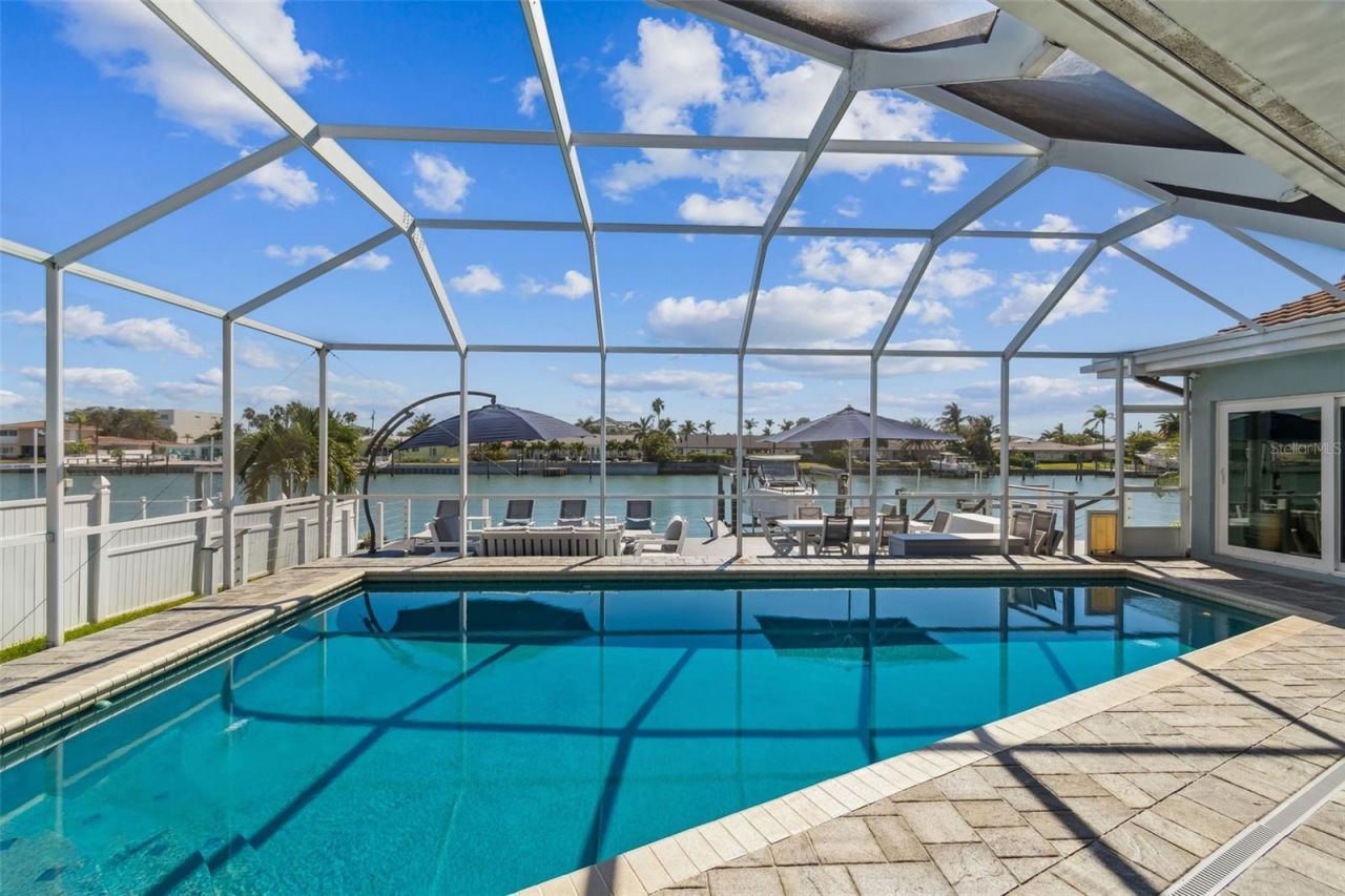 320 Belle Isle Avenue, Belleair Beach, FL 33786 Photo