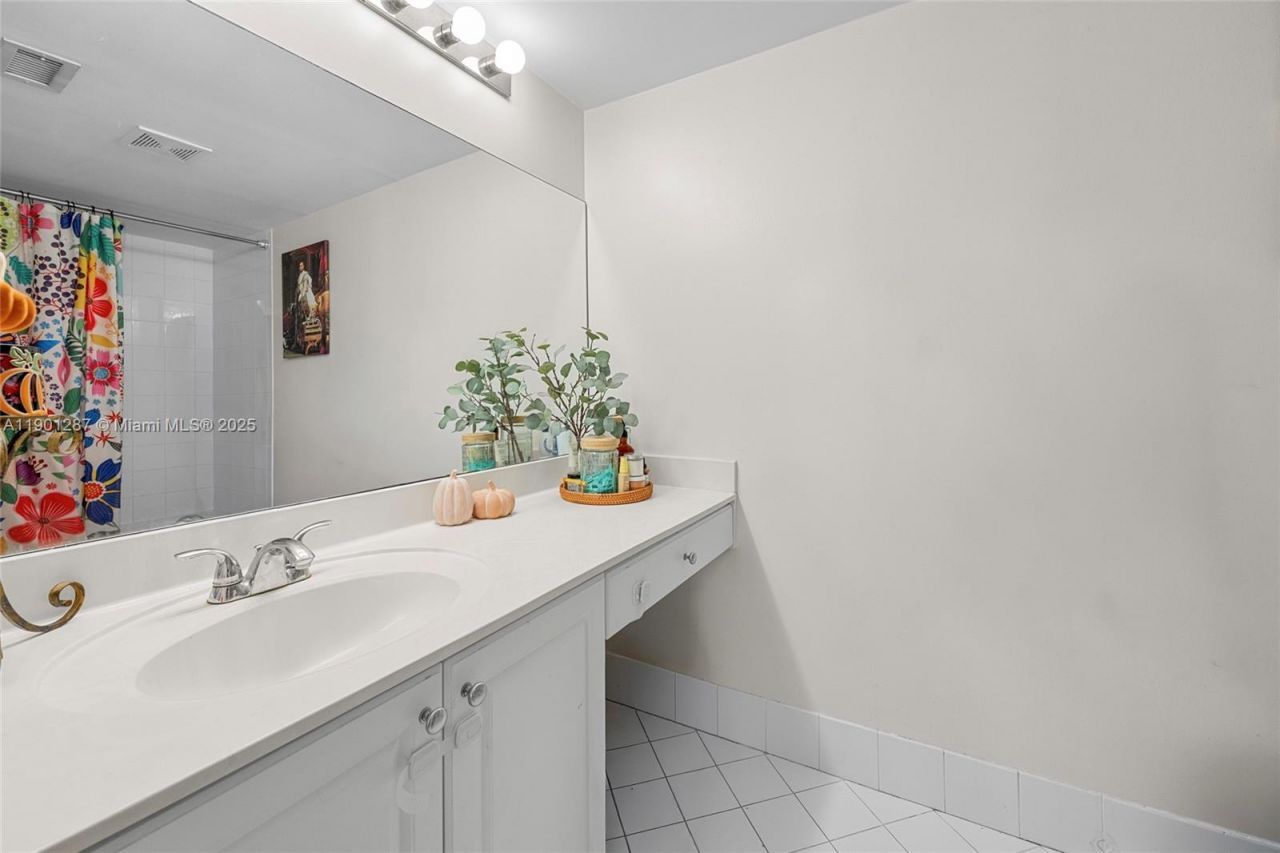 2731 Ocean Club Blvd, Unit 301, Hollywood, FL 33019 Photo