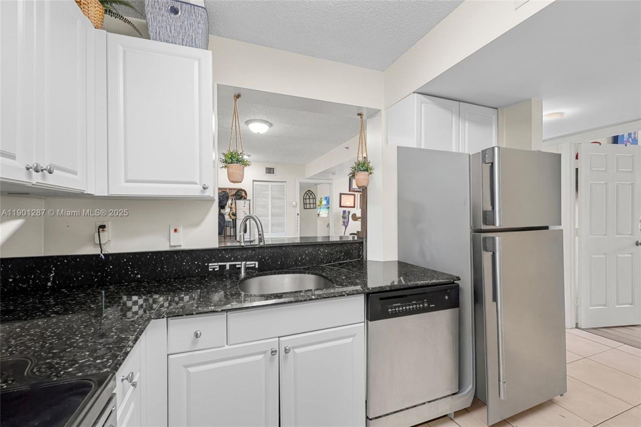 2731 Ocean Club Blvd, Unit 301, Hollywood, FL 33019 Photo