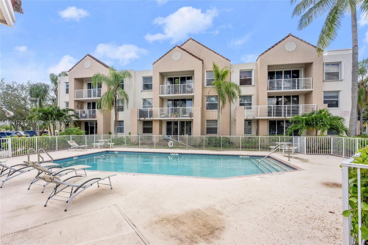 2731 Ocean Club Blvd, Unit 301, Hollywood, FL 33019 Photo