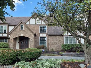 22590 SHADOWGLEN Drive, Farmington Hills, MI 48335