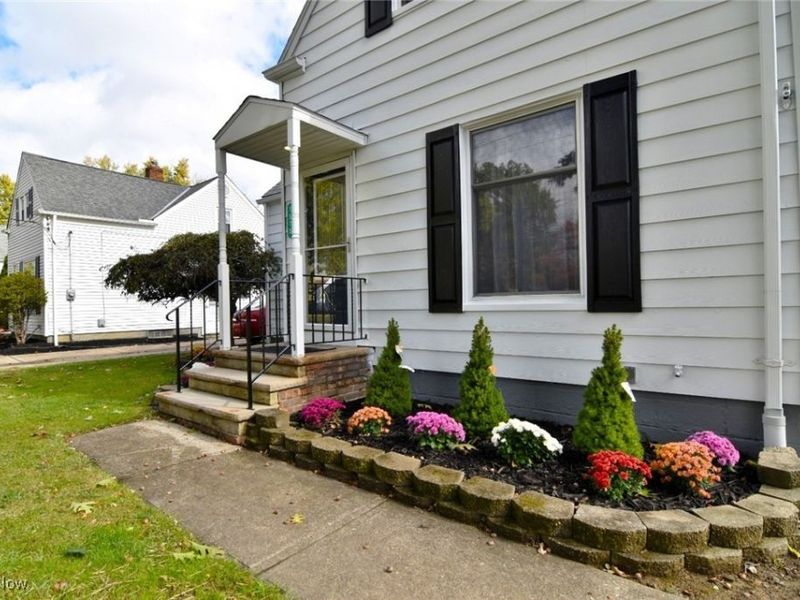 1575 Lander Road, Mayfield Heights, OH 44124 Photo 3