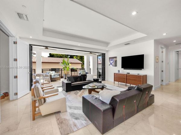 718 Valencia Ave, Unit 207, Coral Gables, FL 33134