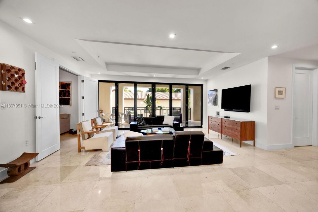 718 Valencia Ave, Unit 207, Coral Gables, FL 33134 Photo