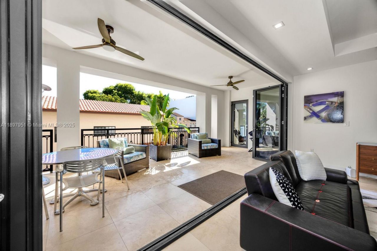 718 Valencia Ave, Unit 207, Coral Gables, FL 33134 Photo