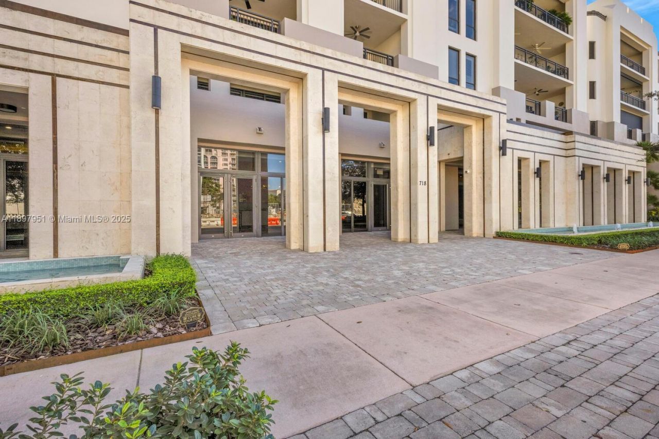 718 Valencia Ave, Unit 207, Coral Gables, FL 33134 Photo