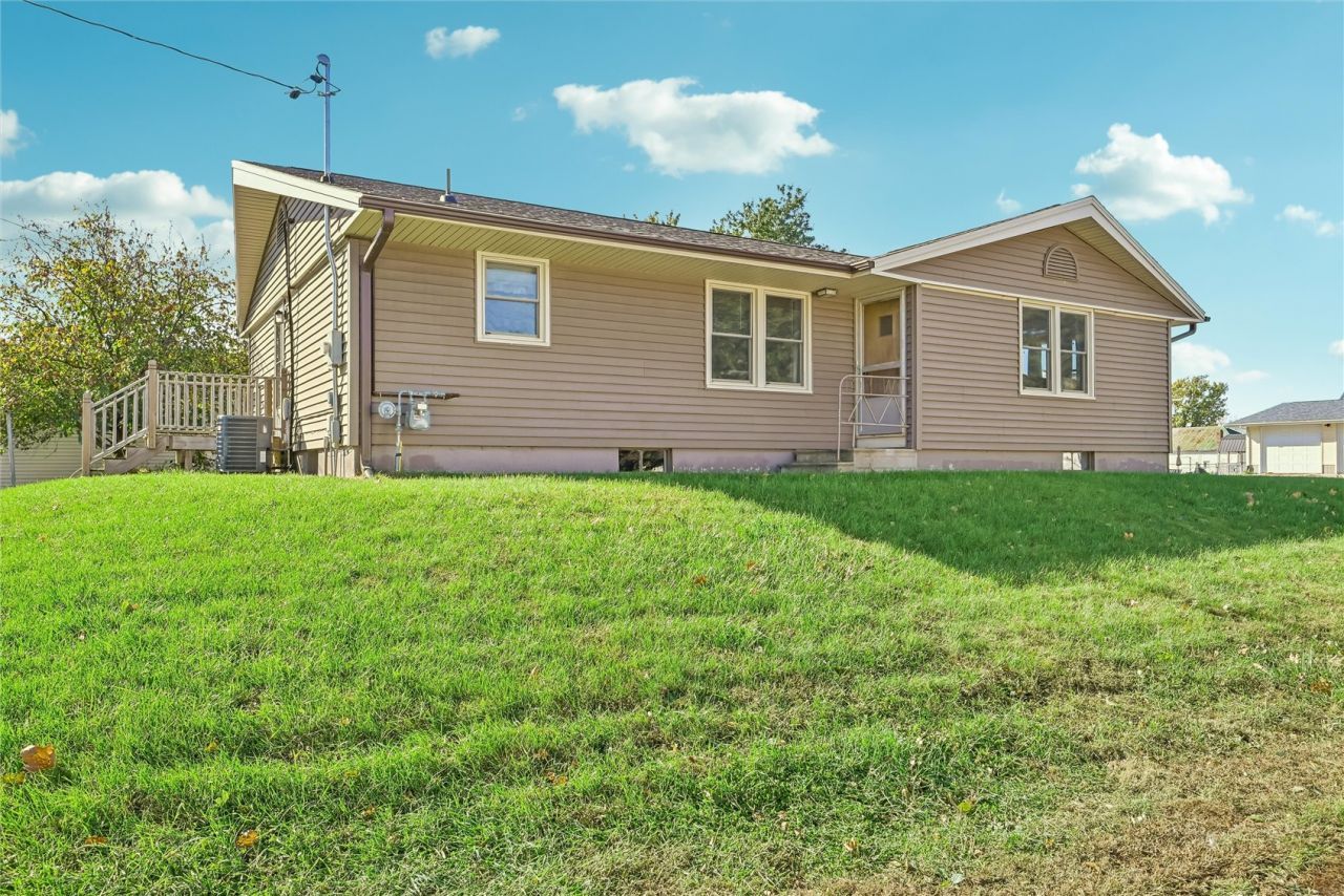 104 Walnut Street Nw, Blairstown, IA 52209 Main Photo