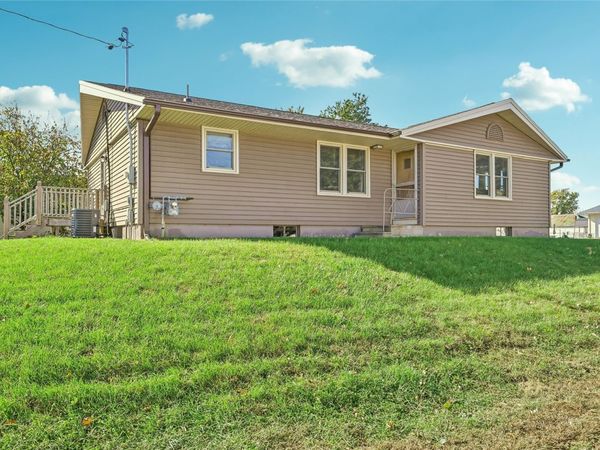 104 Walnut Street NW, Blairstown, IA 52209