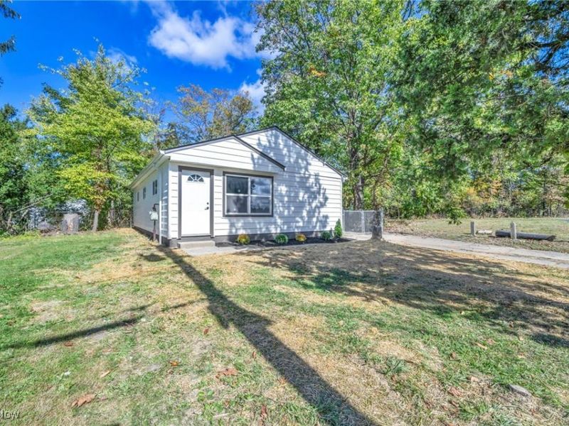 16817 Glenpark Avenue, Cleveland, OH 44128 Photo 2