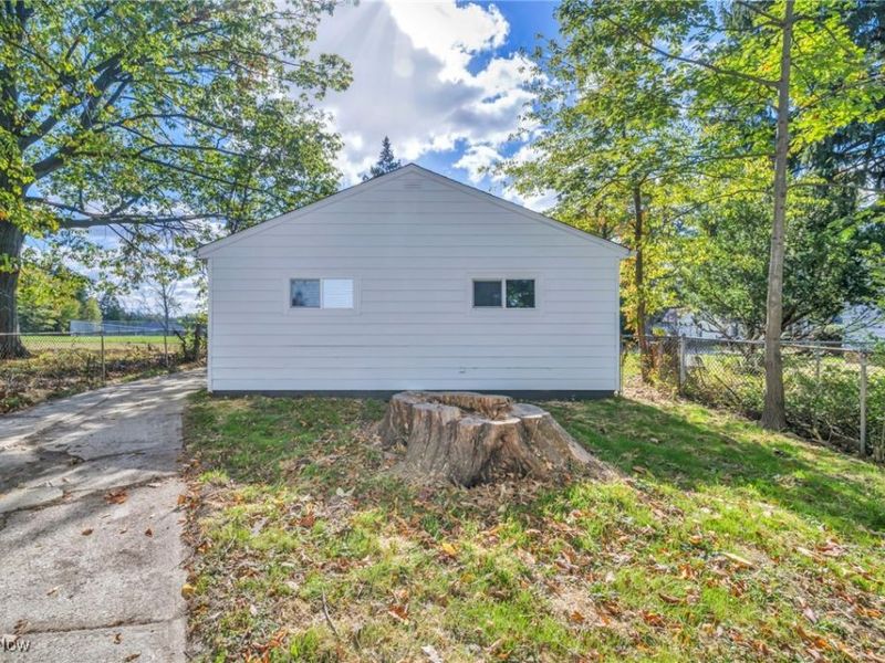 16817 Glenpark Avenue, Cleveland, OH 44128 Photo 4