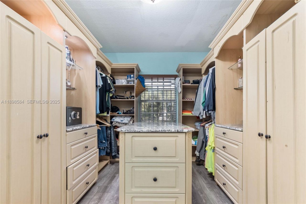 2020 NW 107th St, Miami, FL 33167 Photo