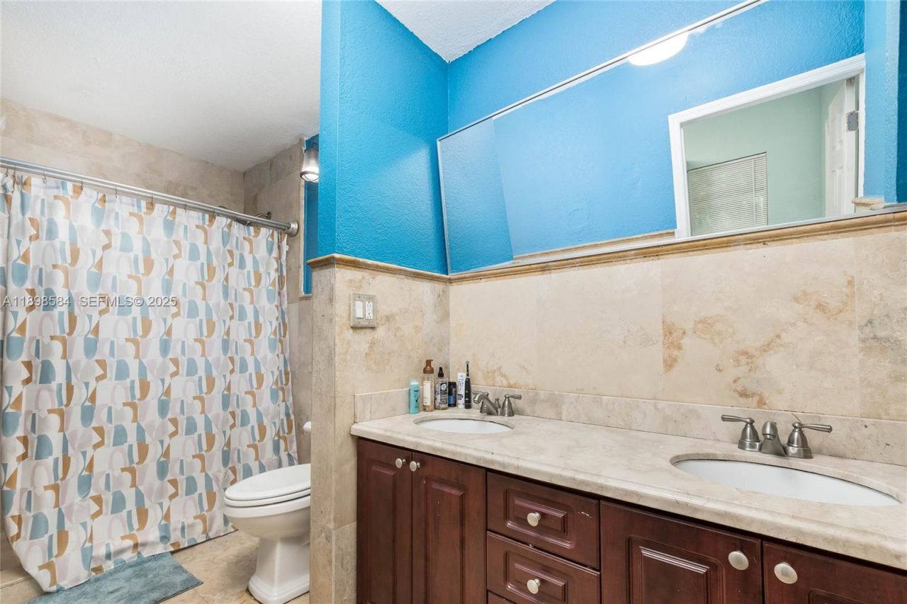 2020 NW 107th St, Miami, FL 33167 Photo