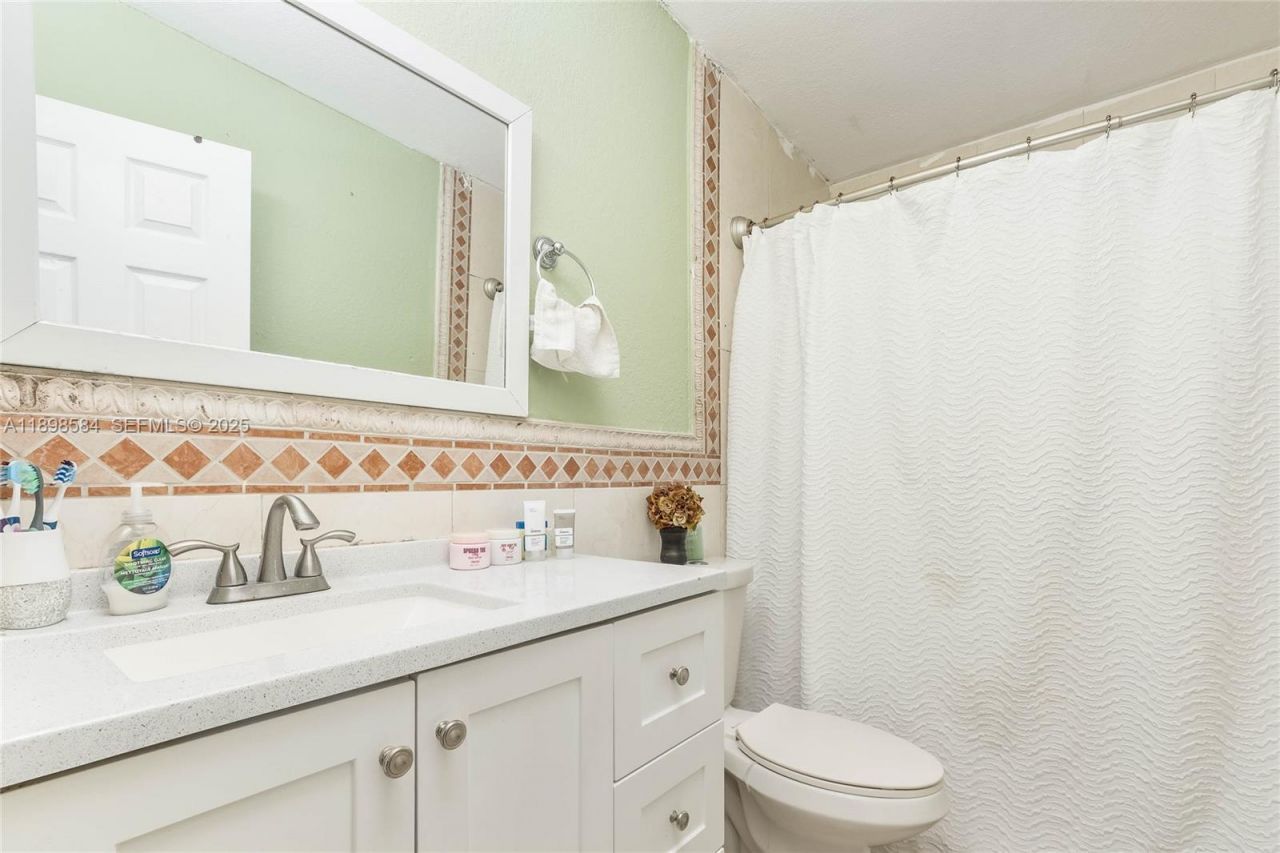 2020 NW 107th St, Miami, FL 33167 Photo