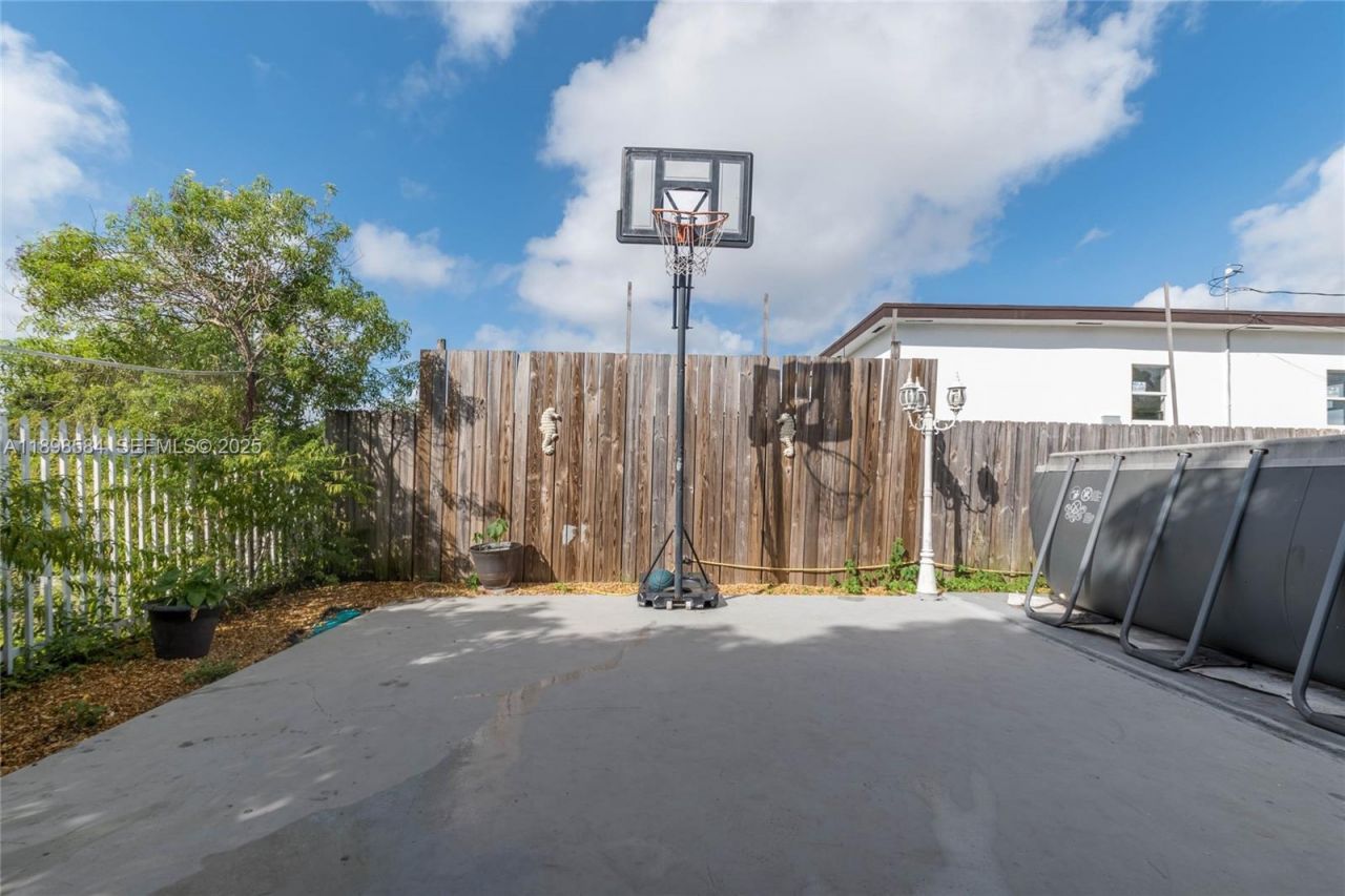 2020 NW 107th St, Miami, FL 33167 Photo