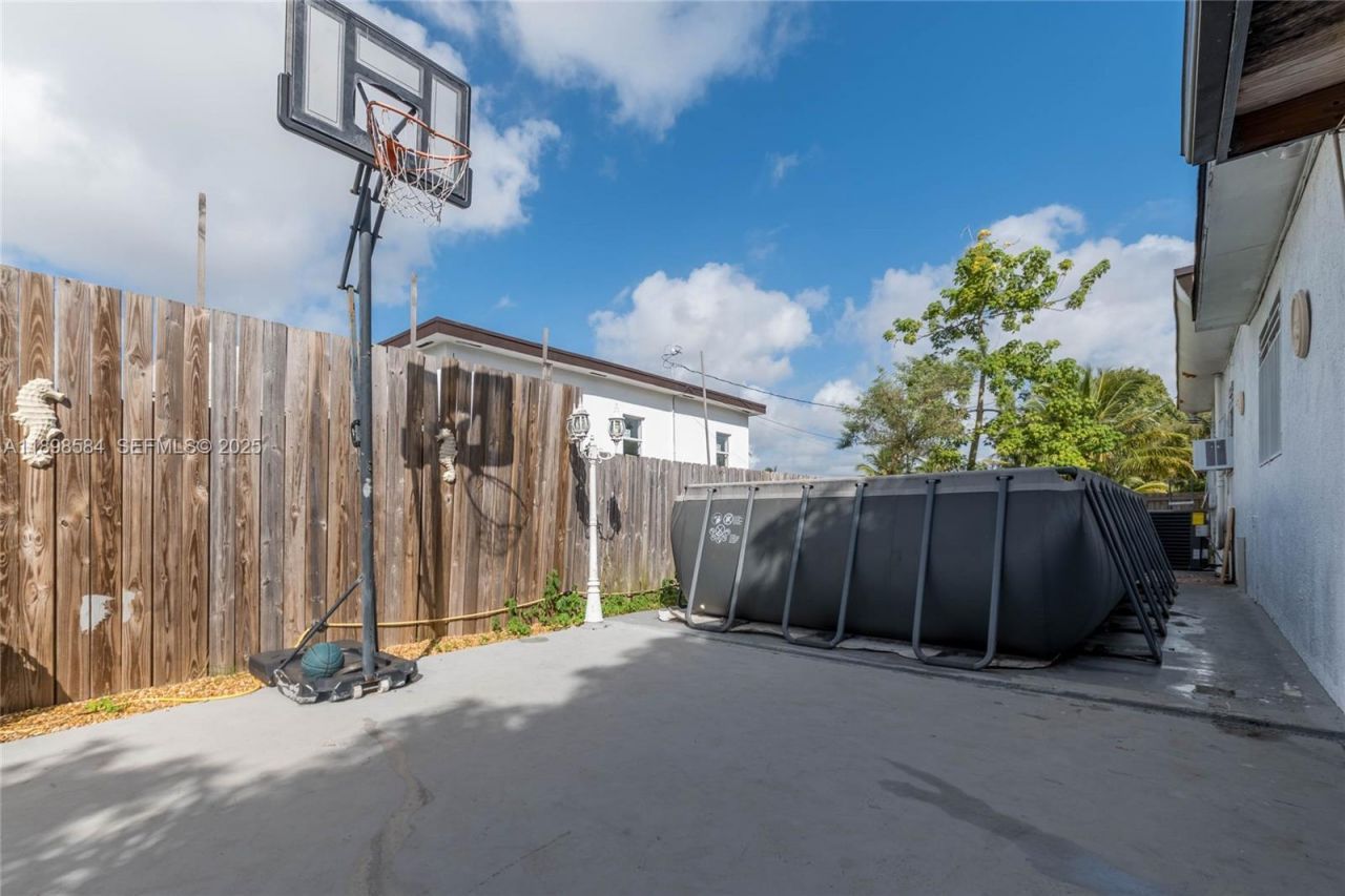 2020 NW 107th St, Miami, FL 33167 Photo