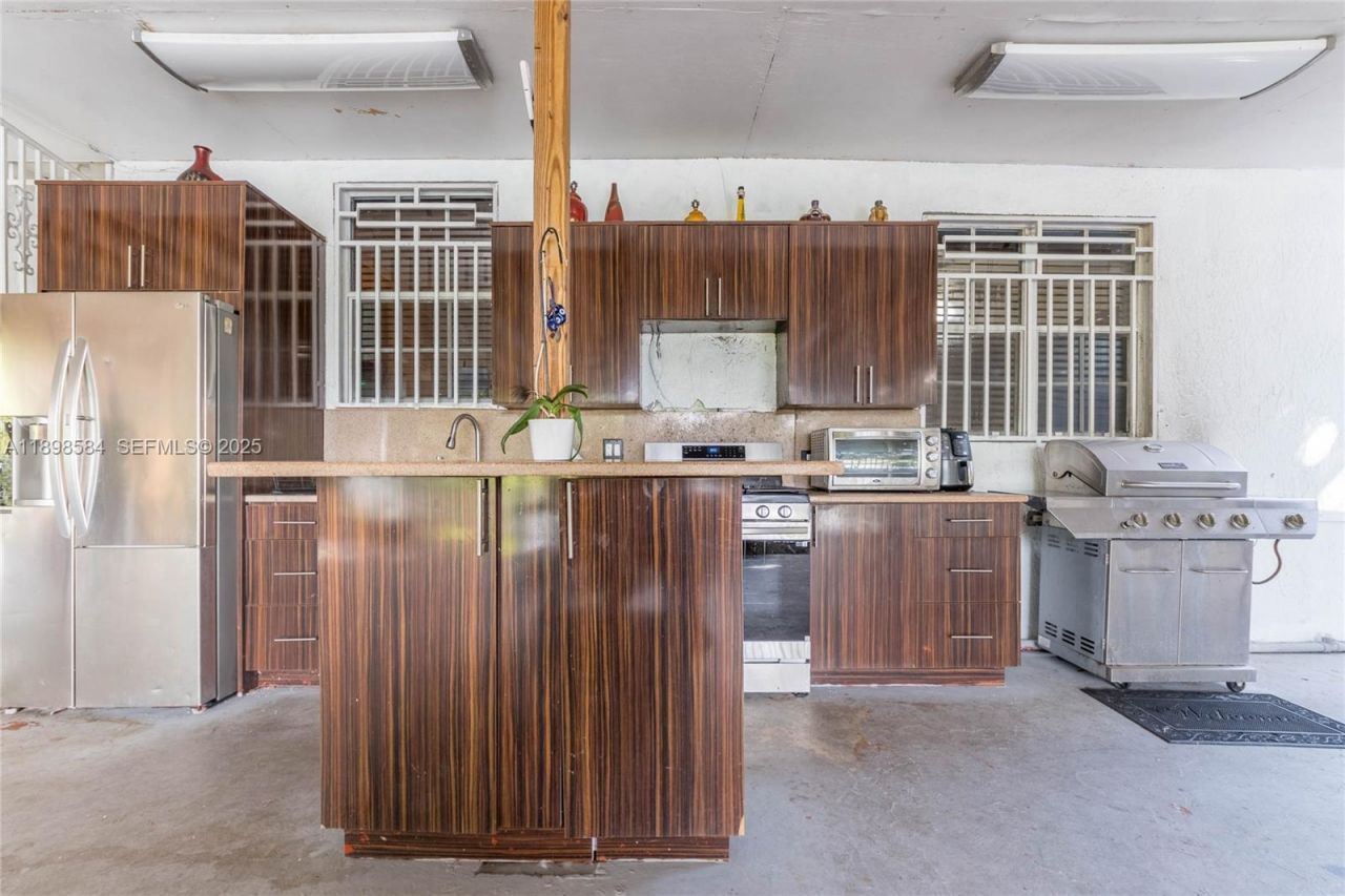 2020 NW 107th St, Miami, FL 33167 Photo