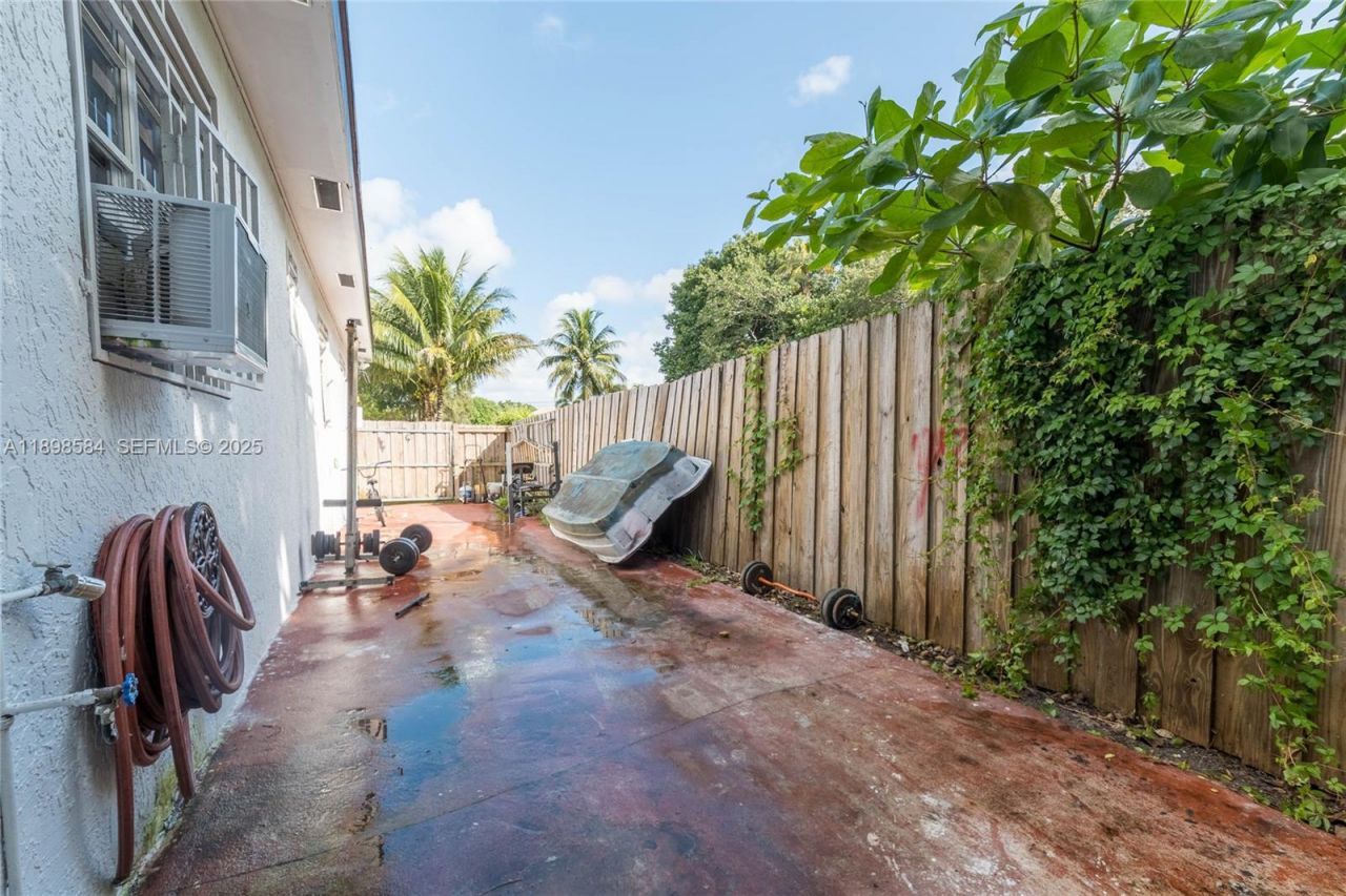 2020 NW 107th St, Miami, FL 33167 Photo