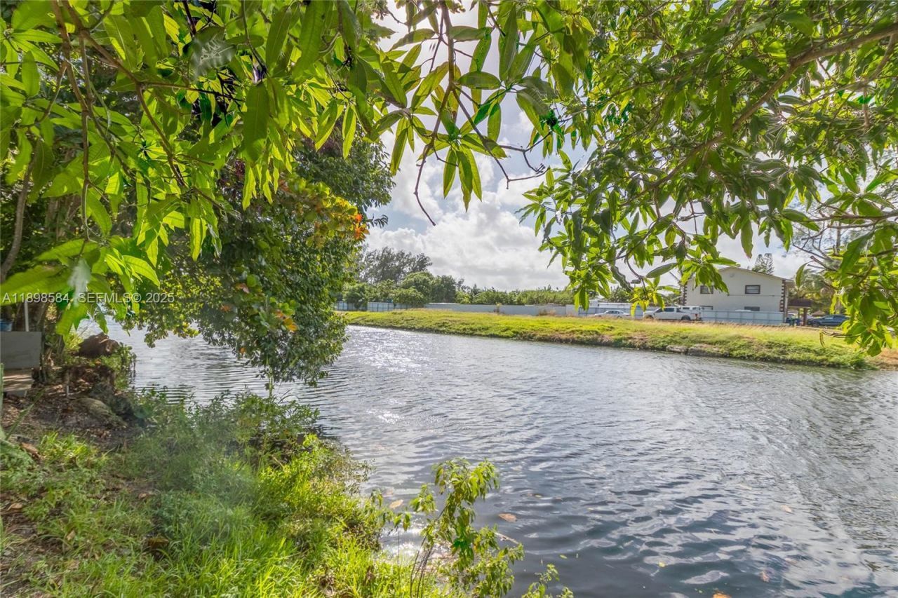 2020 NW 107th St, Miami, FL 33167 Photo