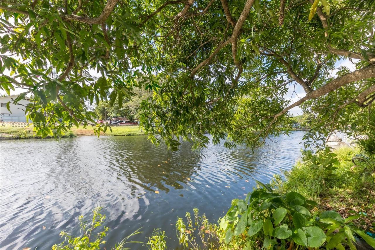 2020 NW 107th St, Miami, FL 33167 Photo