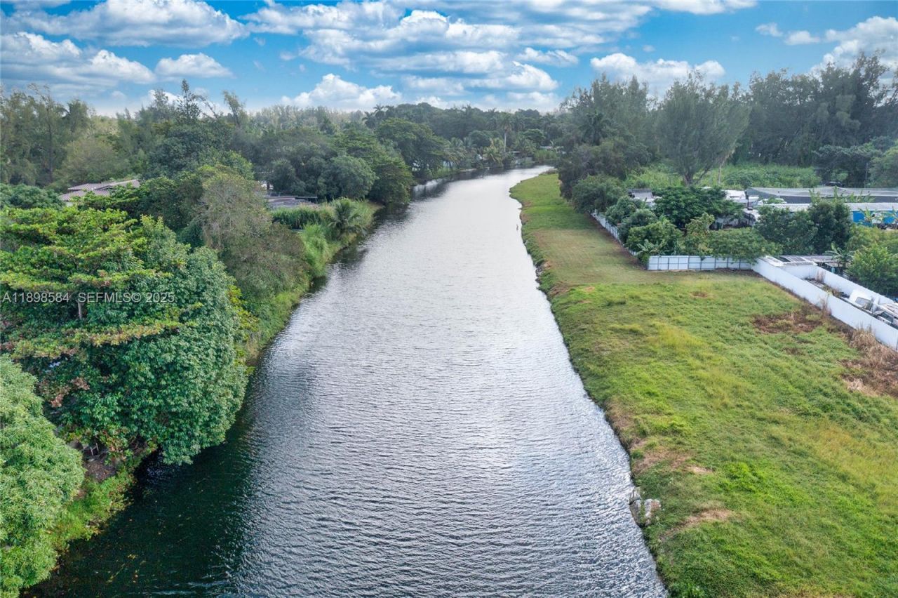 2020 NW 107th St, Miami, FL 33167 Photo