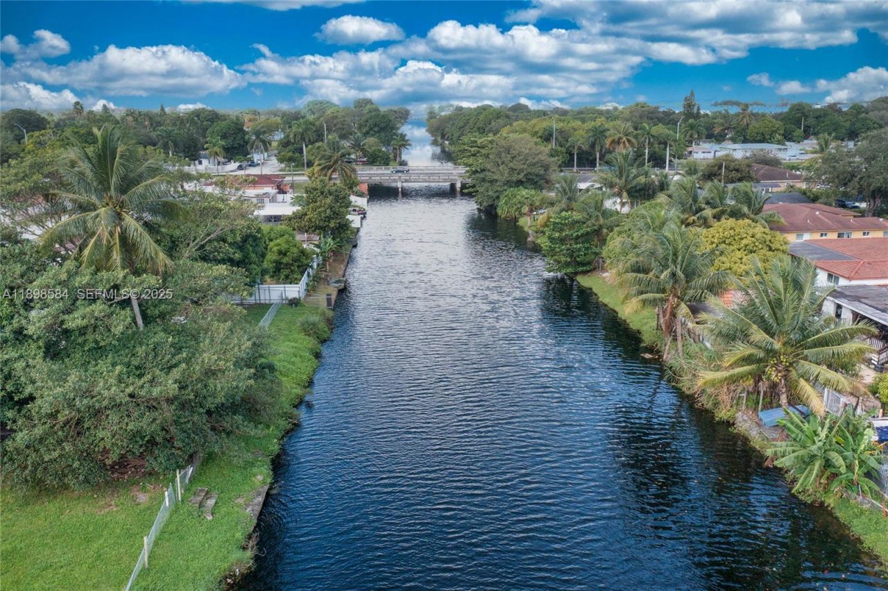 2020 NW 107th St, Miami, FL 33167 Photo