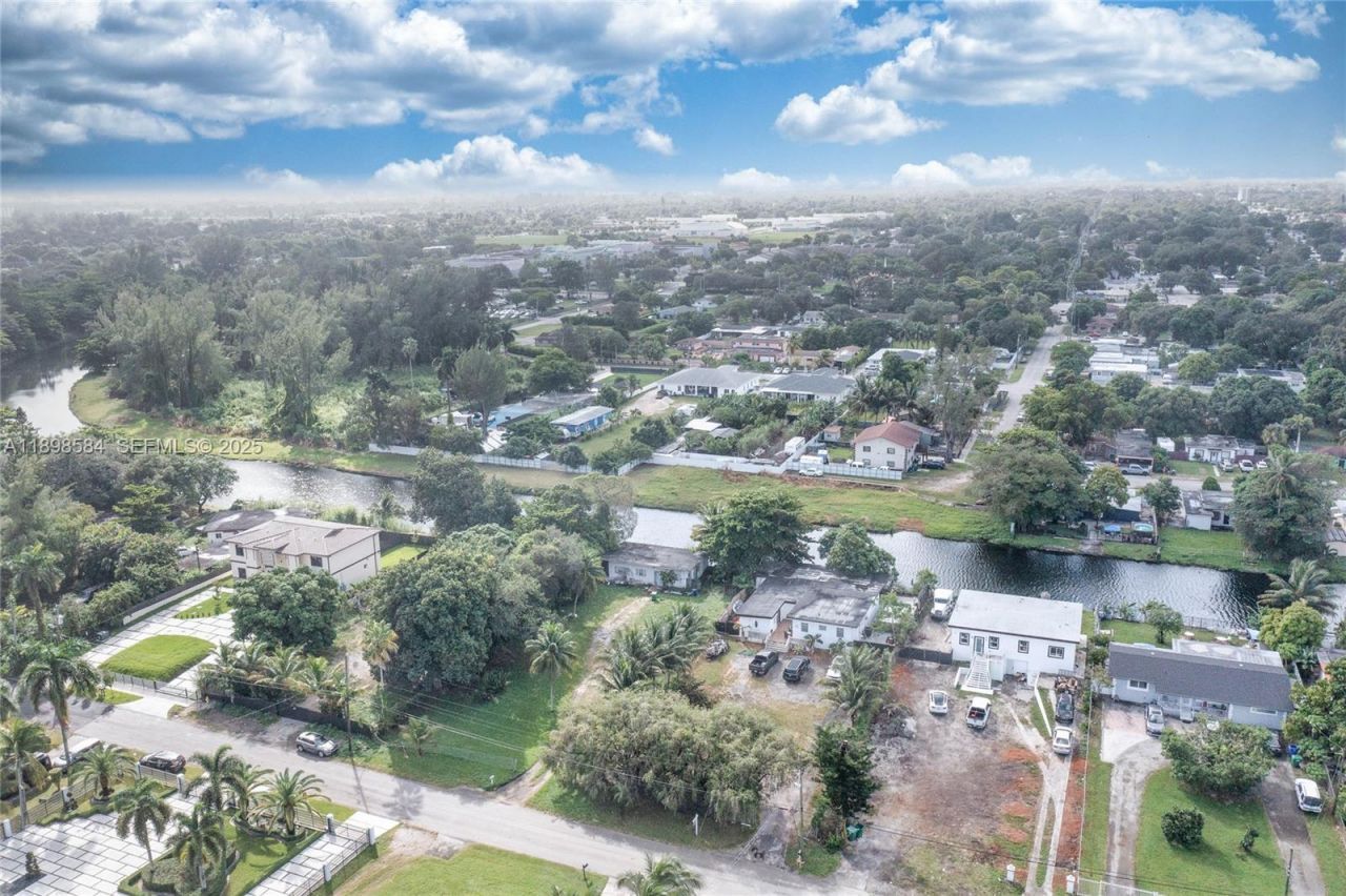 2020 NW 107th St, Miami, FL 33167 Photo