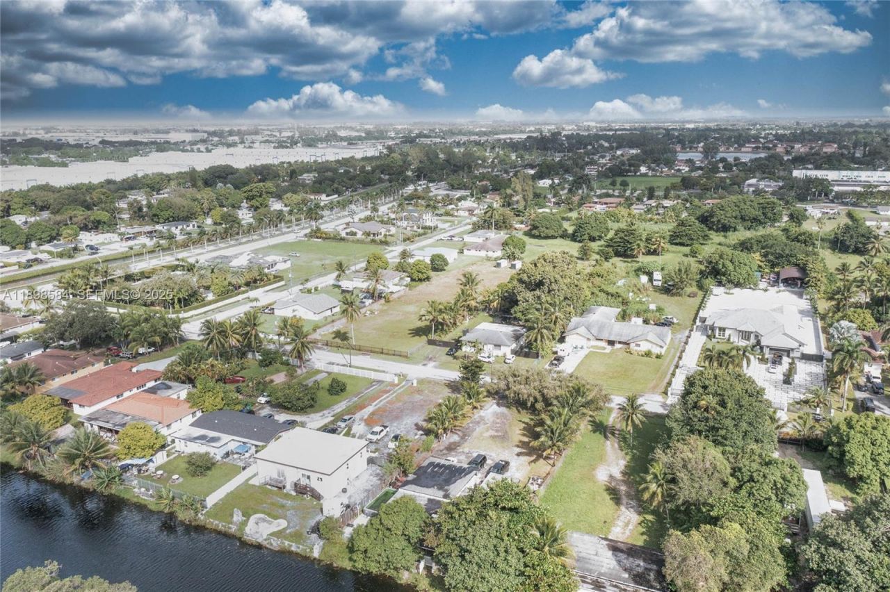 2020 NW 107th St, Miami, FL 33167 Photo