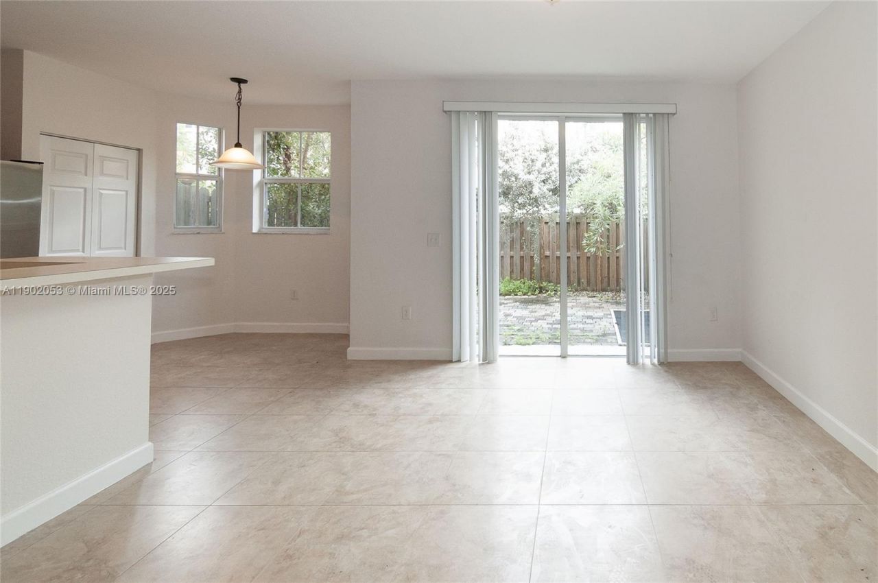 1027 NE 207th St, Unit 1027, Miami, FL 33179 Photo