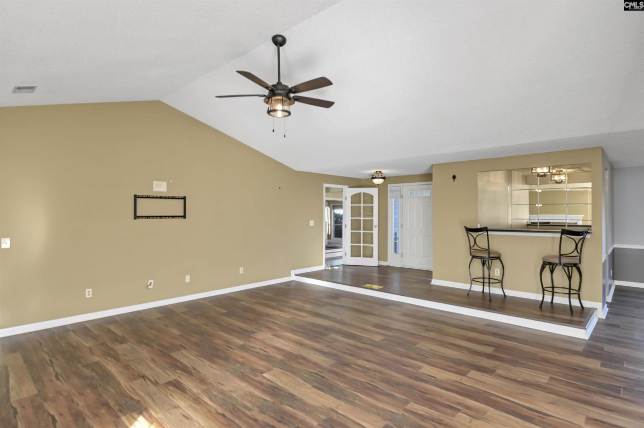 101 Grinders Mill Road Photo 5