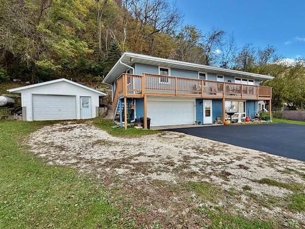 1886 Great River Road, Lansing, IA 52151