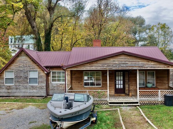 120 Wickham Street, Alderson, WV 24910