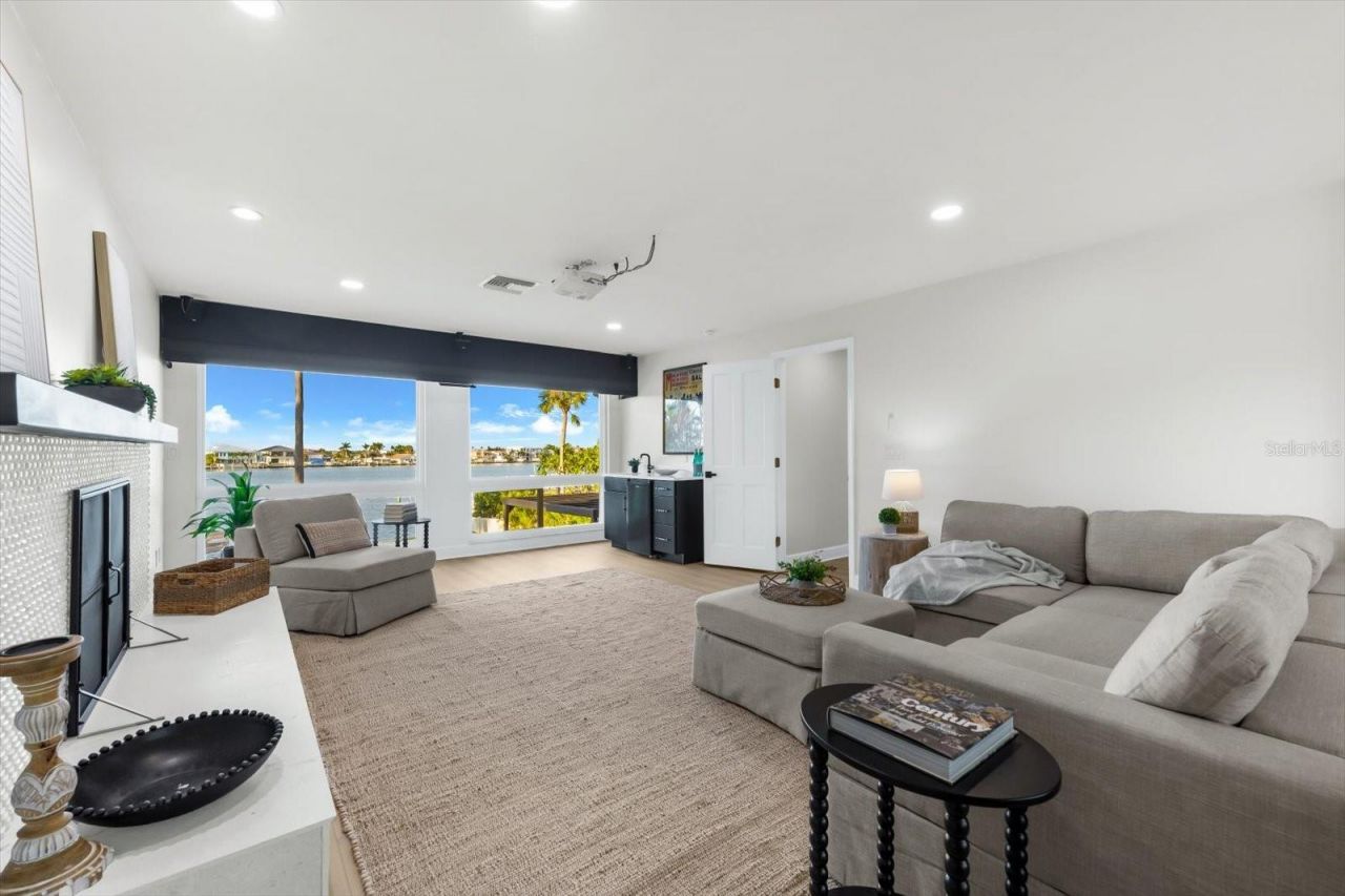 16895 1st Street E, North Redington Beach, FL 33708 Photo