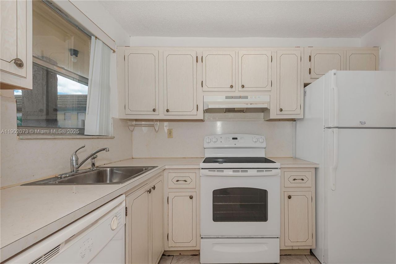 8345 Sunrise Lakes Blvd, Unit 210, Sunrise, FL 33322 Photo