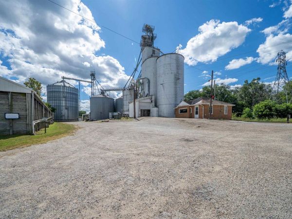 600 S BROADWAY Street, Manito, IL 61546