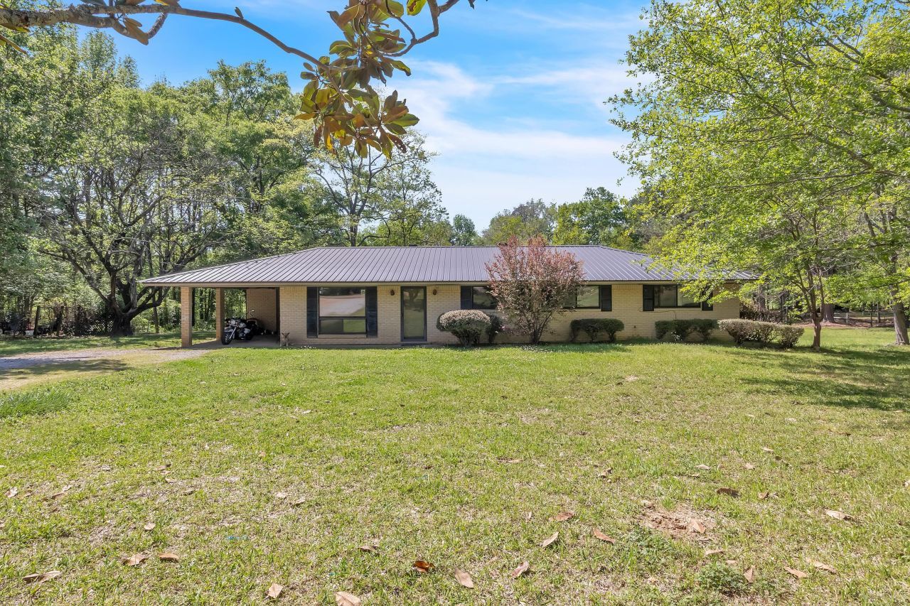 399 Lone Oak Cir, West Point, MS 39773 Main Photo