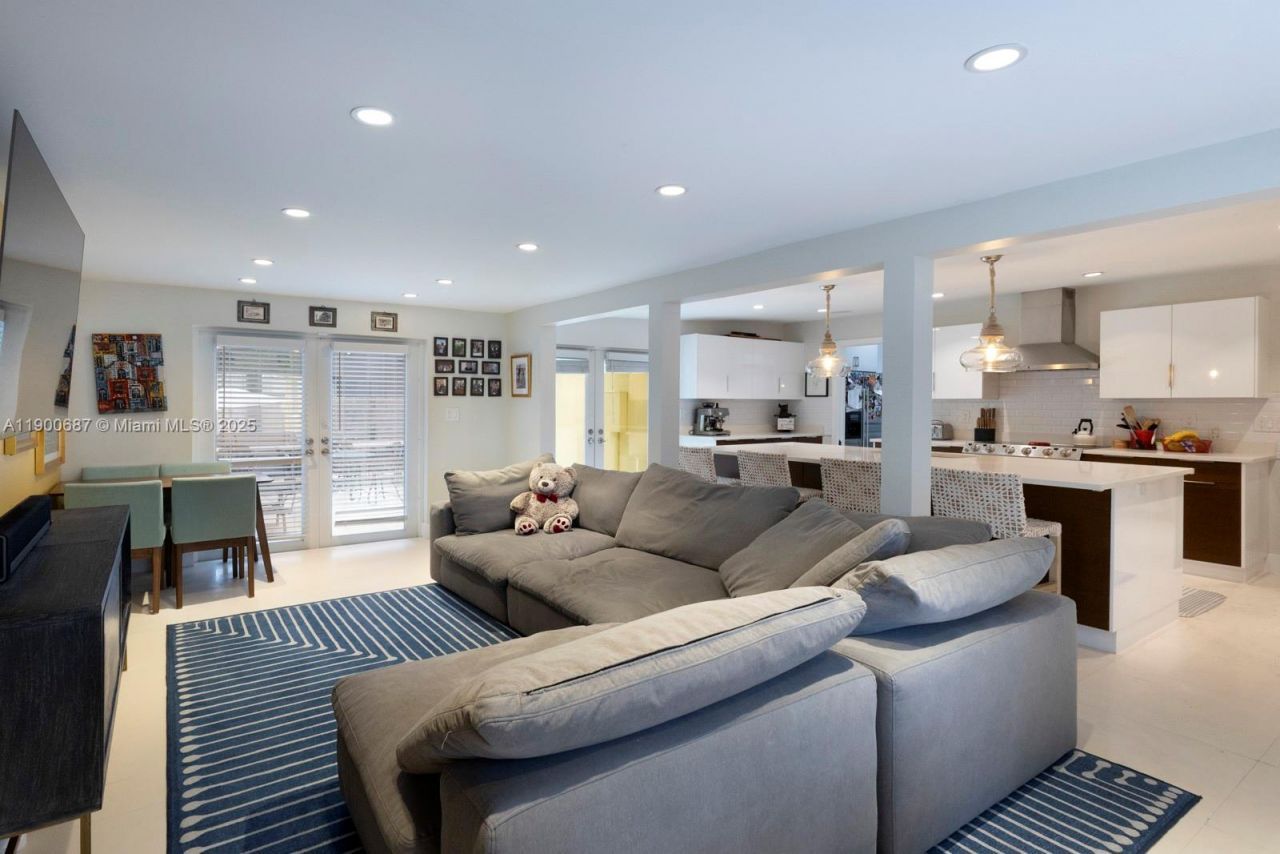 1200 SW 18th St, Miami, FL 33145 Photo