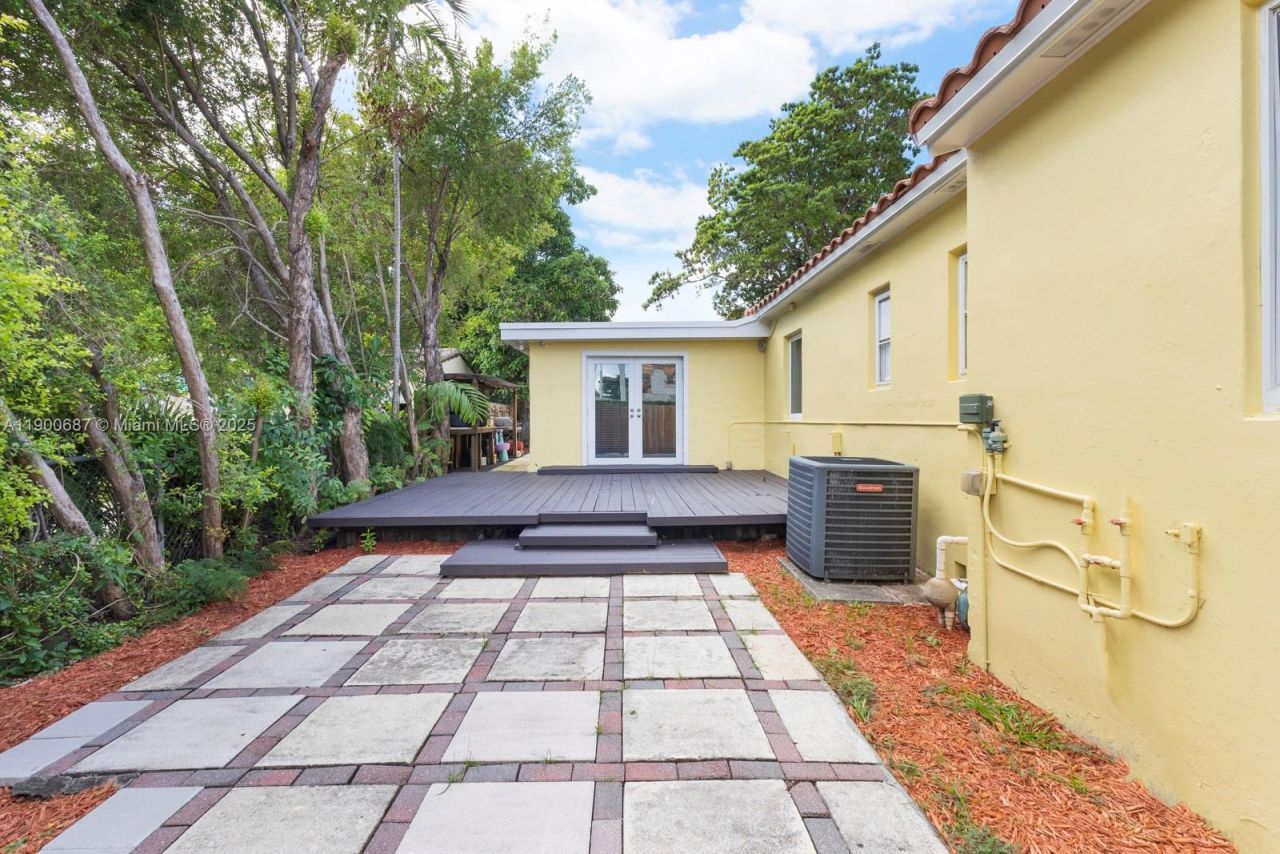 1200 SW 18th St, Miami, FL 33145 Photo