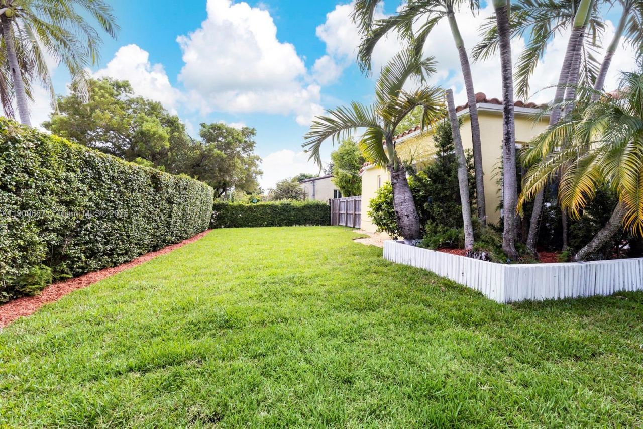 1200 SW 18th St, Miami, FL 33145 Photo