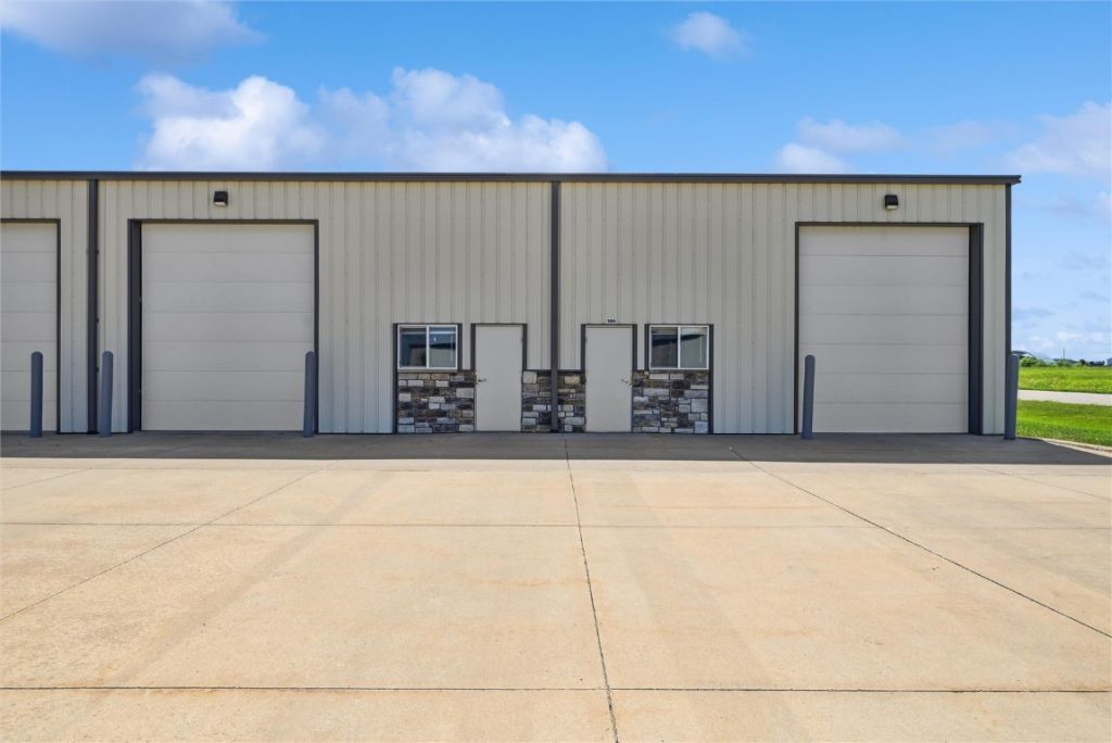 4151 3rd Avenue, Unit 105 & 106, Marion, IA 52302 Main Photo